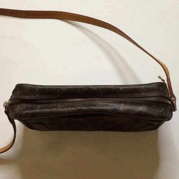 Louis Vuitton - Picture 6 of 8